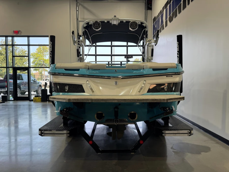2019-mastercraft-xt23-142856-image6