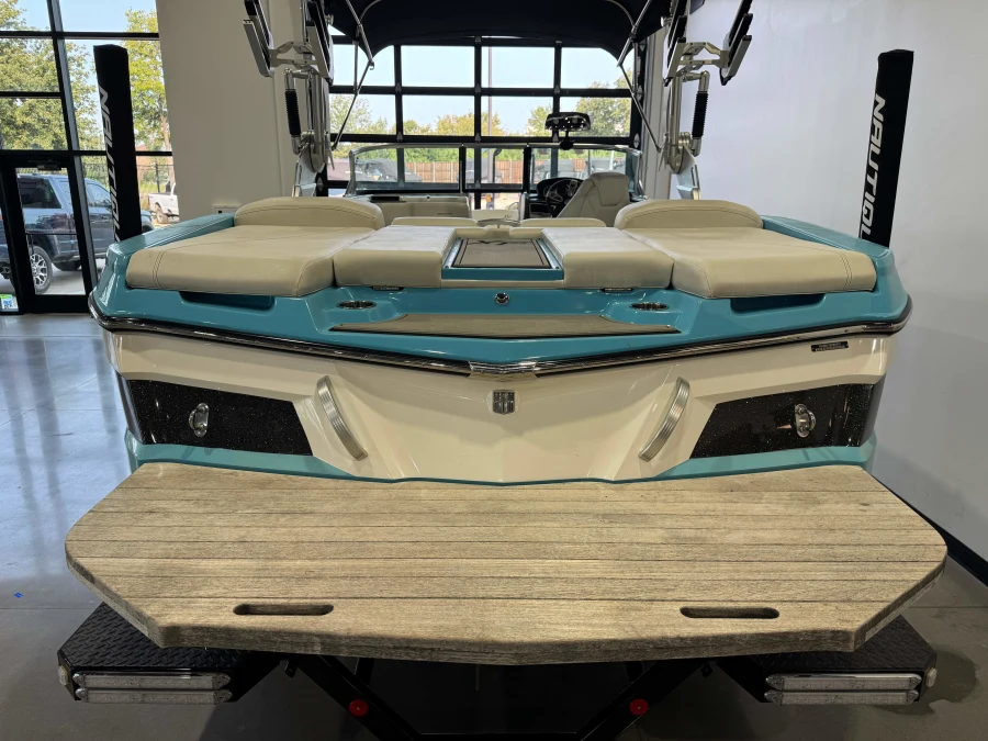 2019-mastercraft-xt23-142856-image8