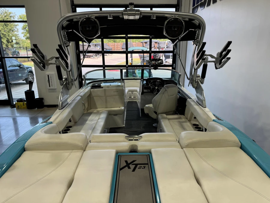 2019-mastercraft-xt23-142856-image9