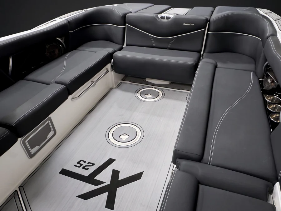 2019-mastercraft-xt25-142858-image6