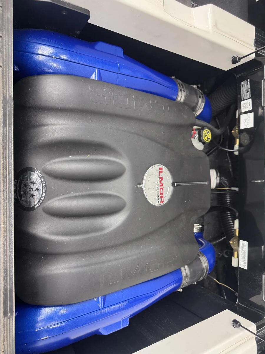 2017-mastercraft-xt23-142871-image15