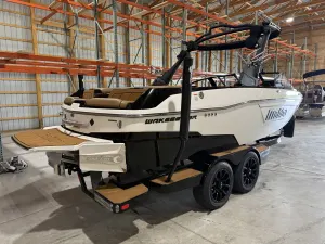 2022-malibu-wakesetter-23-lsv-142904-image1.webp