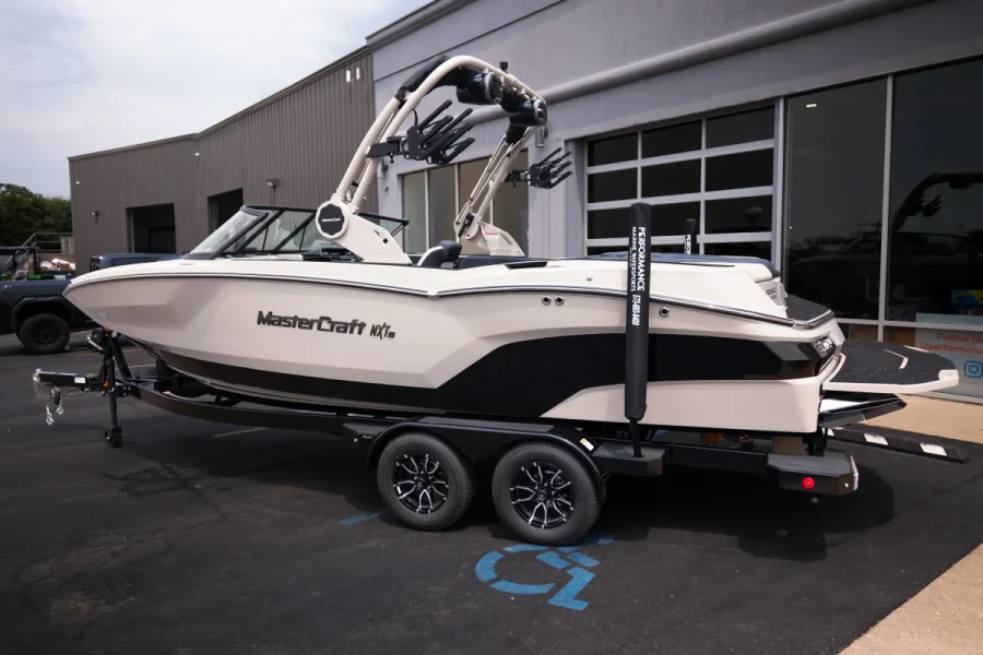2027-mastercraft-nxt23-142940-image5.webp