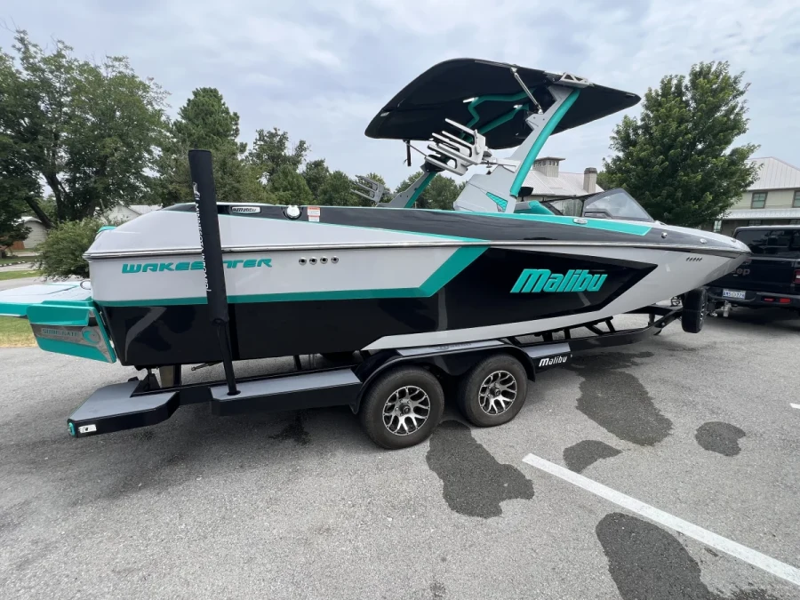 2022-malibu-wakesetter-24-mxz-142943-image1.webp