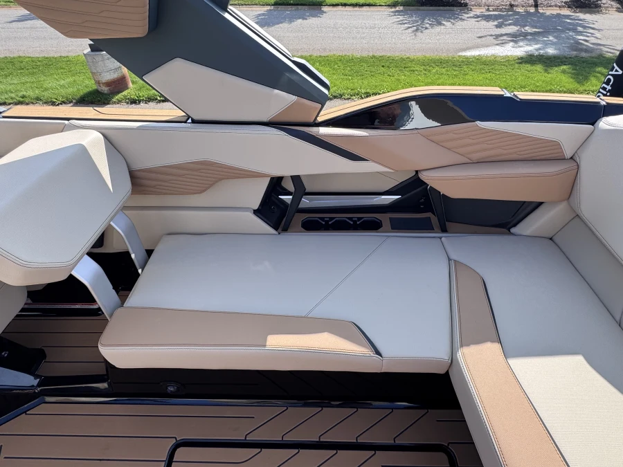 2027-mastercraft-x24-142957-image18