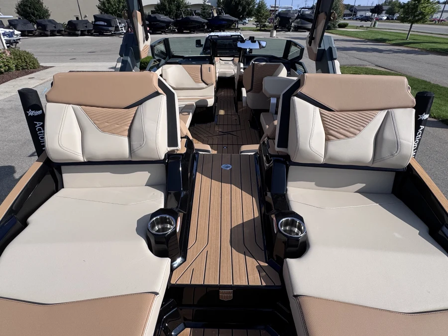 2027-mastercraft-x24-142957-image22