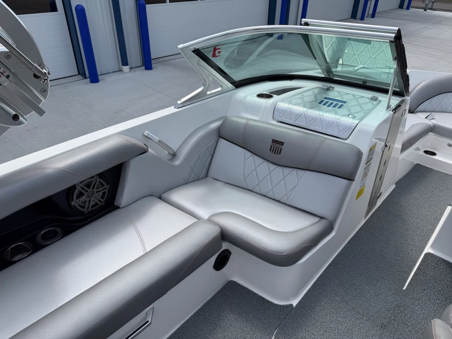2015-mastercraft-x10-142965-image17