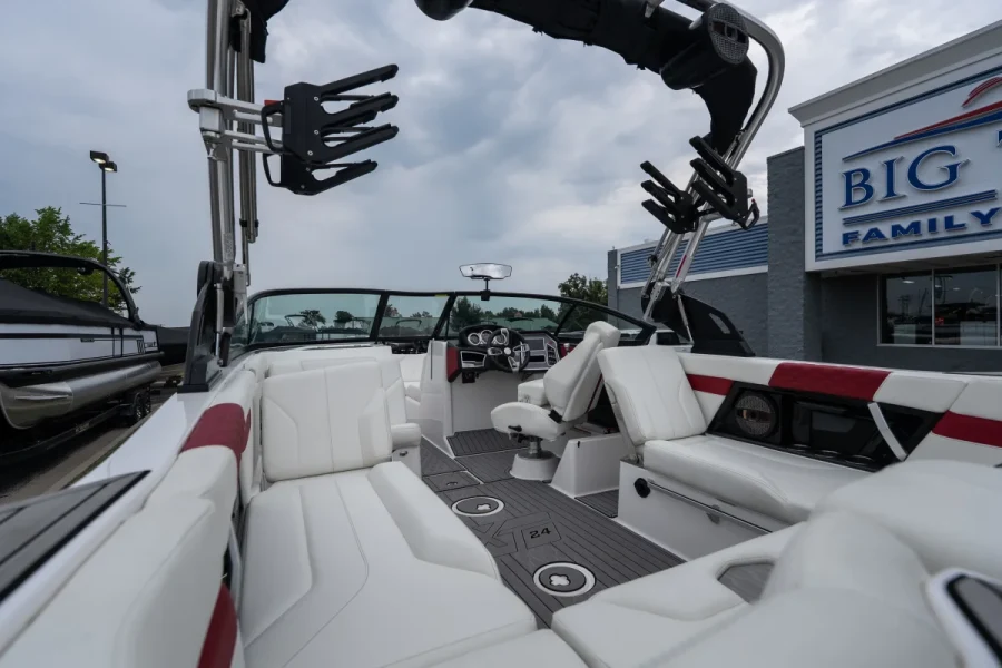 2023-mastercraft-xt24-143002-image3.webp