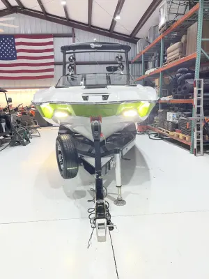 2017-malibu-wakesetter-24-mxz-143028-image4.webp