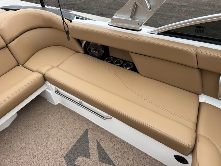 2021-mastercraft-xt23-143057-image11