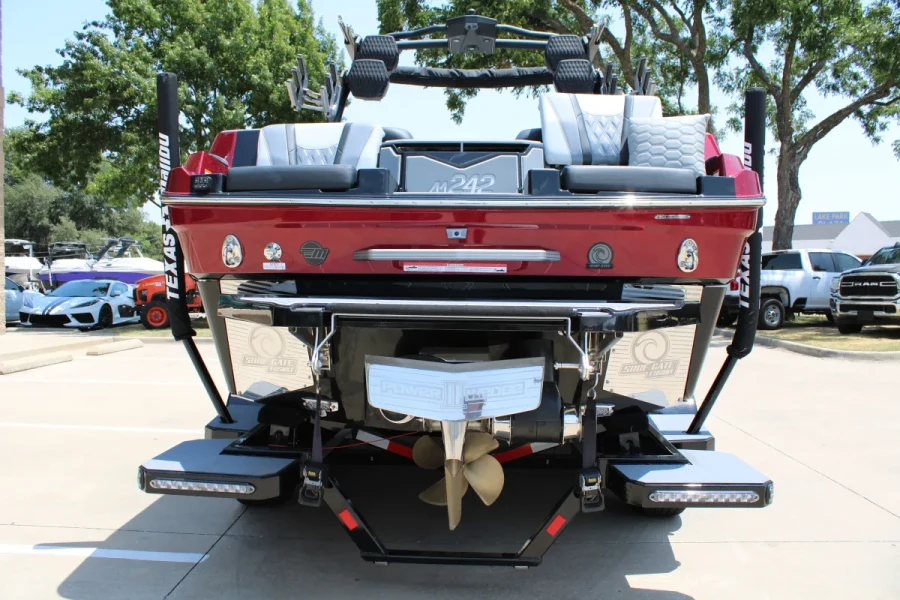 2026-malibu-m242-143127-image7.webp