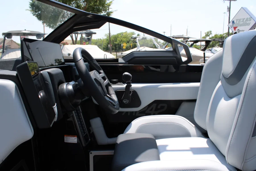 2026-malibu-m242-143127-image9.webp