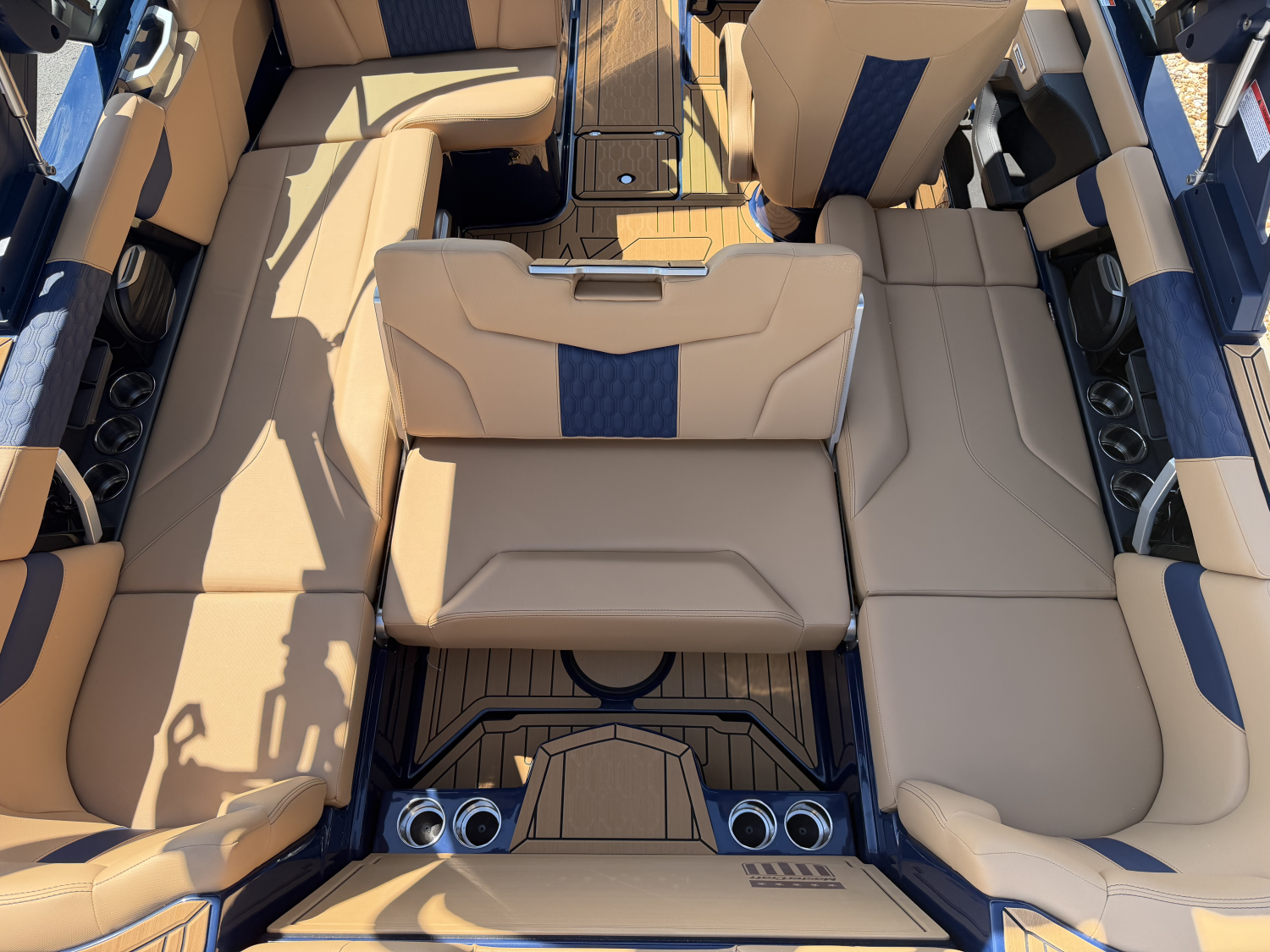 2027 MasterCraft XT22
