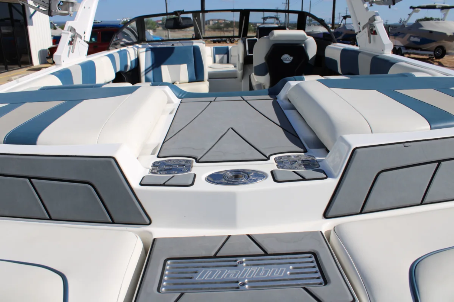 2022 Malibu 23 LSV