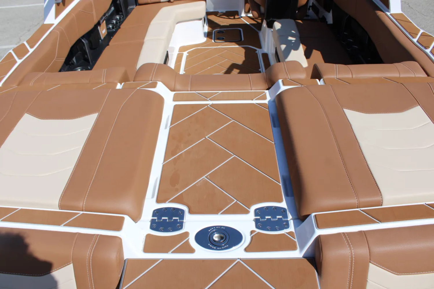2027 Malibu 23 LSV