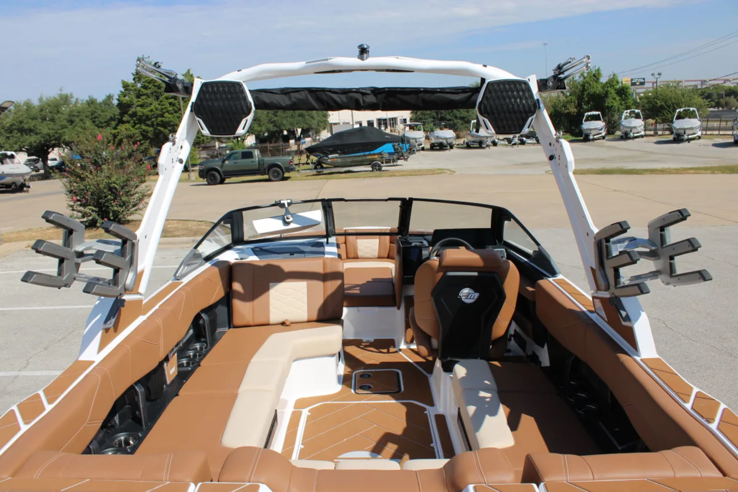 2027 Malibu 23 LSV