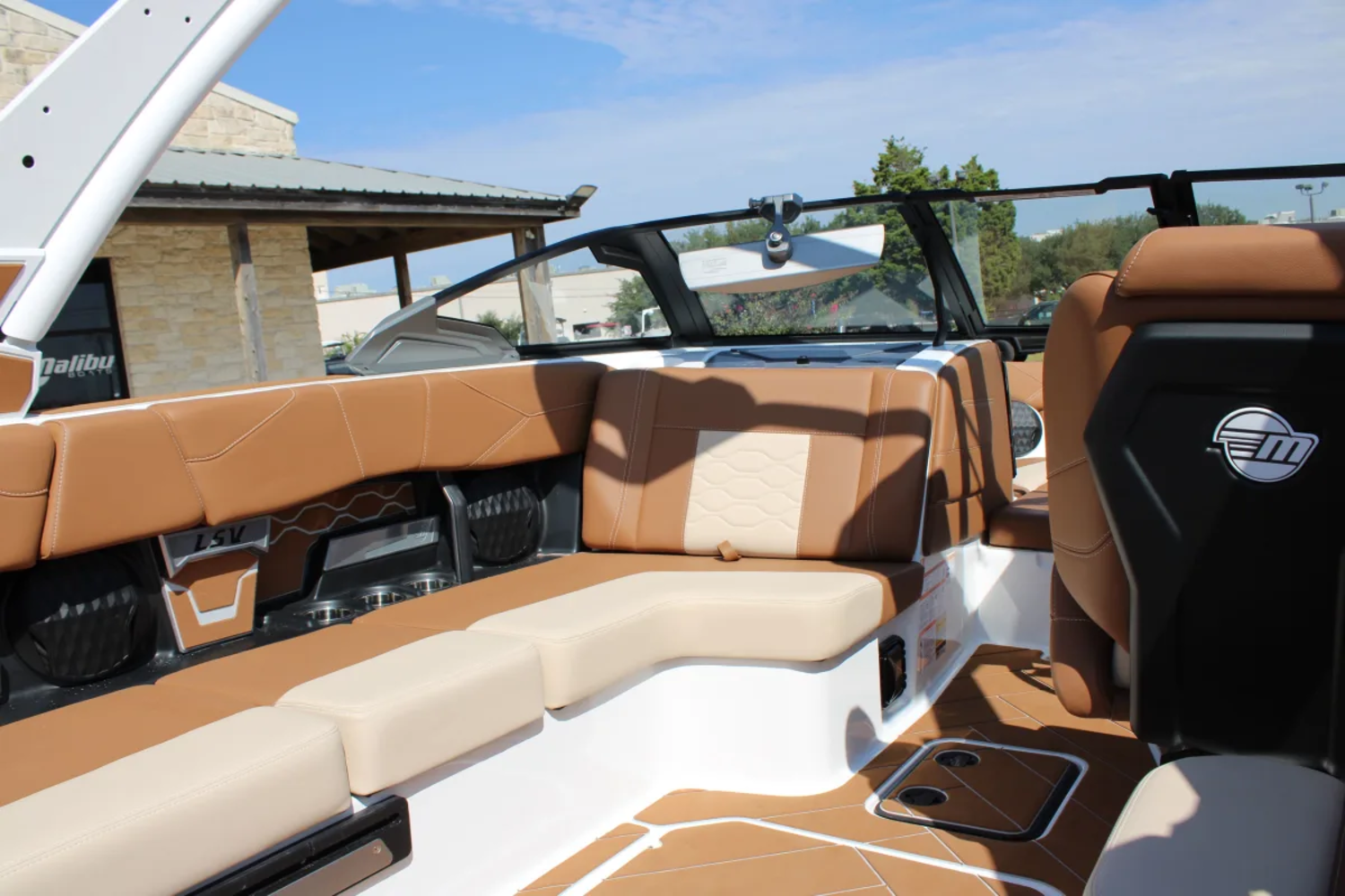 2027 Malibu 23 LSV