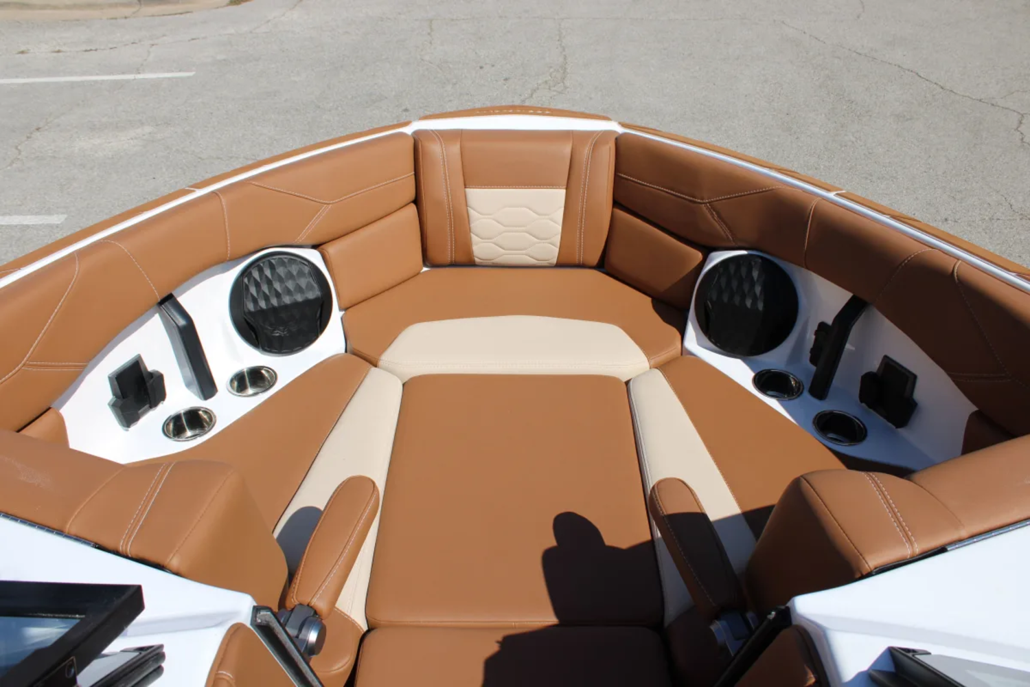 2027 Malibu 23 LSV