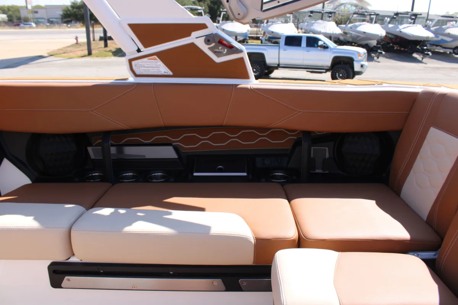 2027 Malibu 23 LSV