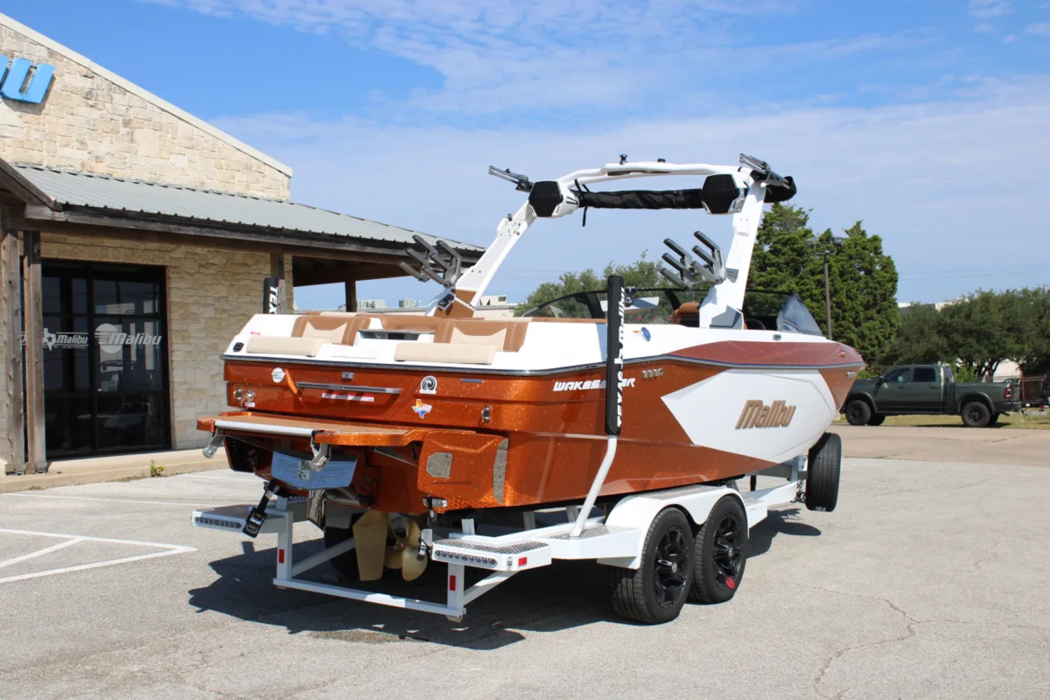 2027 Malibu 23 LSV