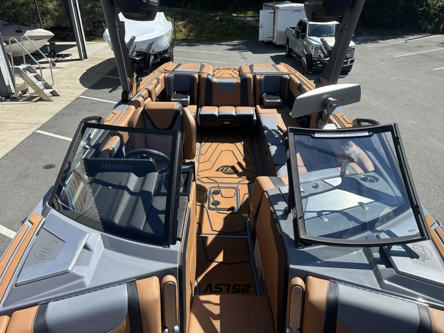 2027 Malibu Boats 25 LSV