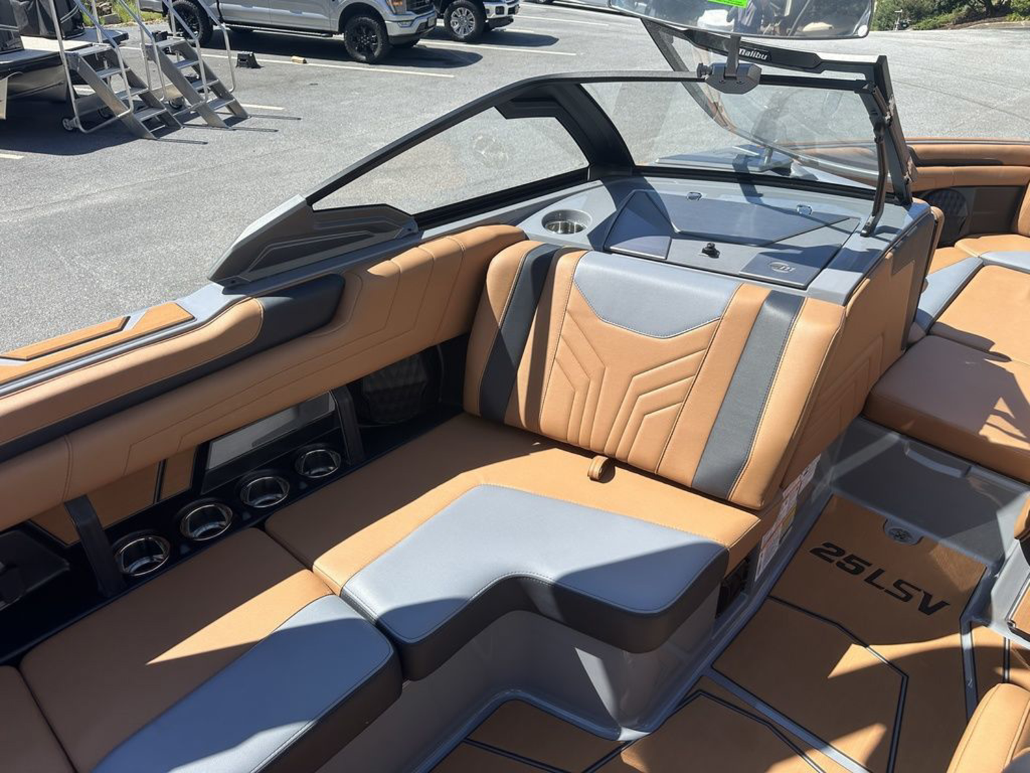 2027 Malibu Boats 25 LSV
