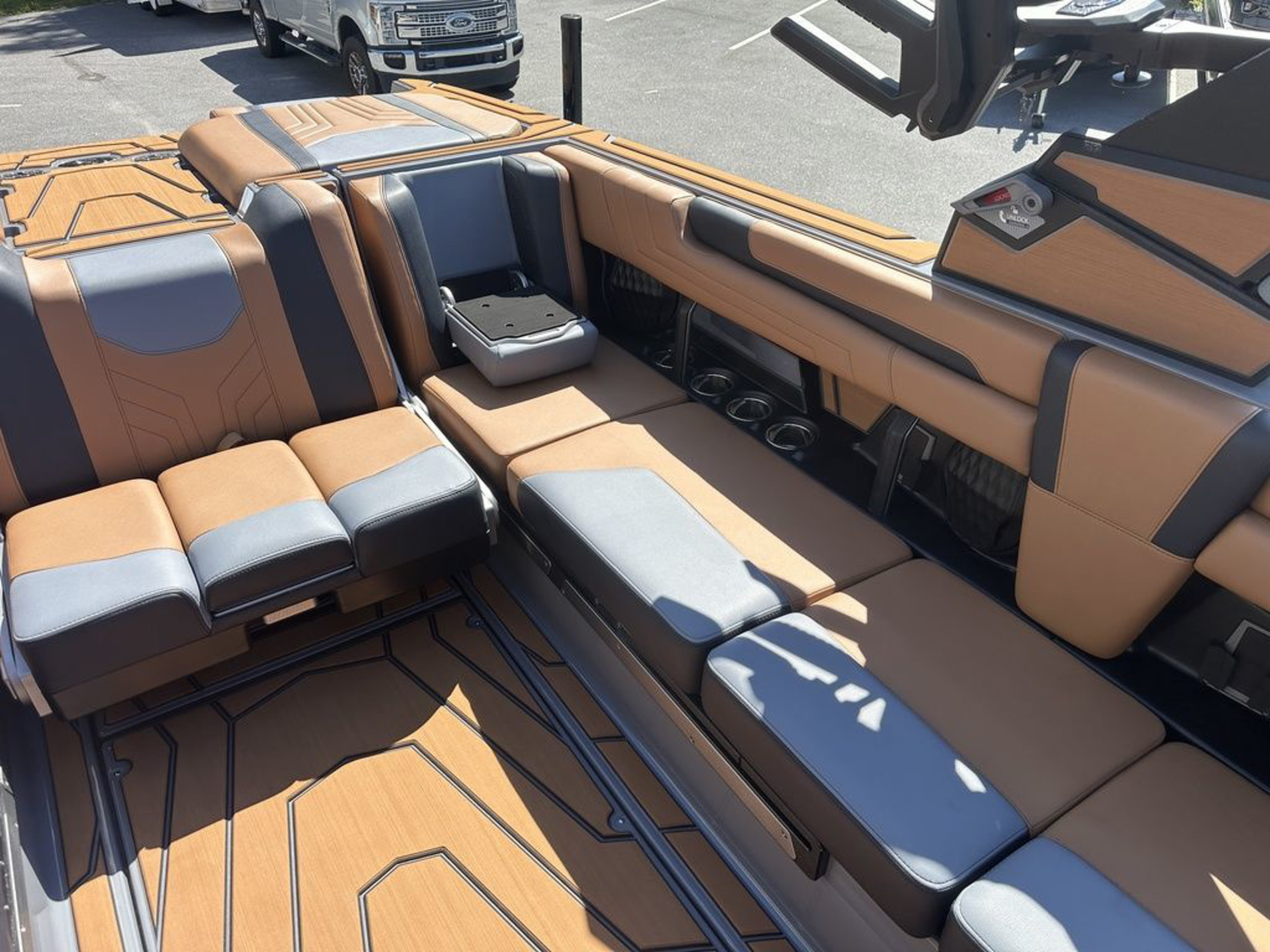 2027 Malibu Boats 25 LSV