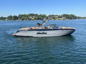 2027 Malibu Boats 25 LSV Icon