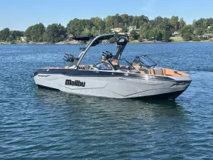2027 Malibu Boats 25 LSV Icon