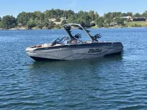 2027 Malibu Boats 25 LSV Icon