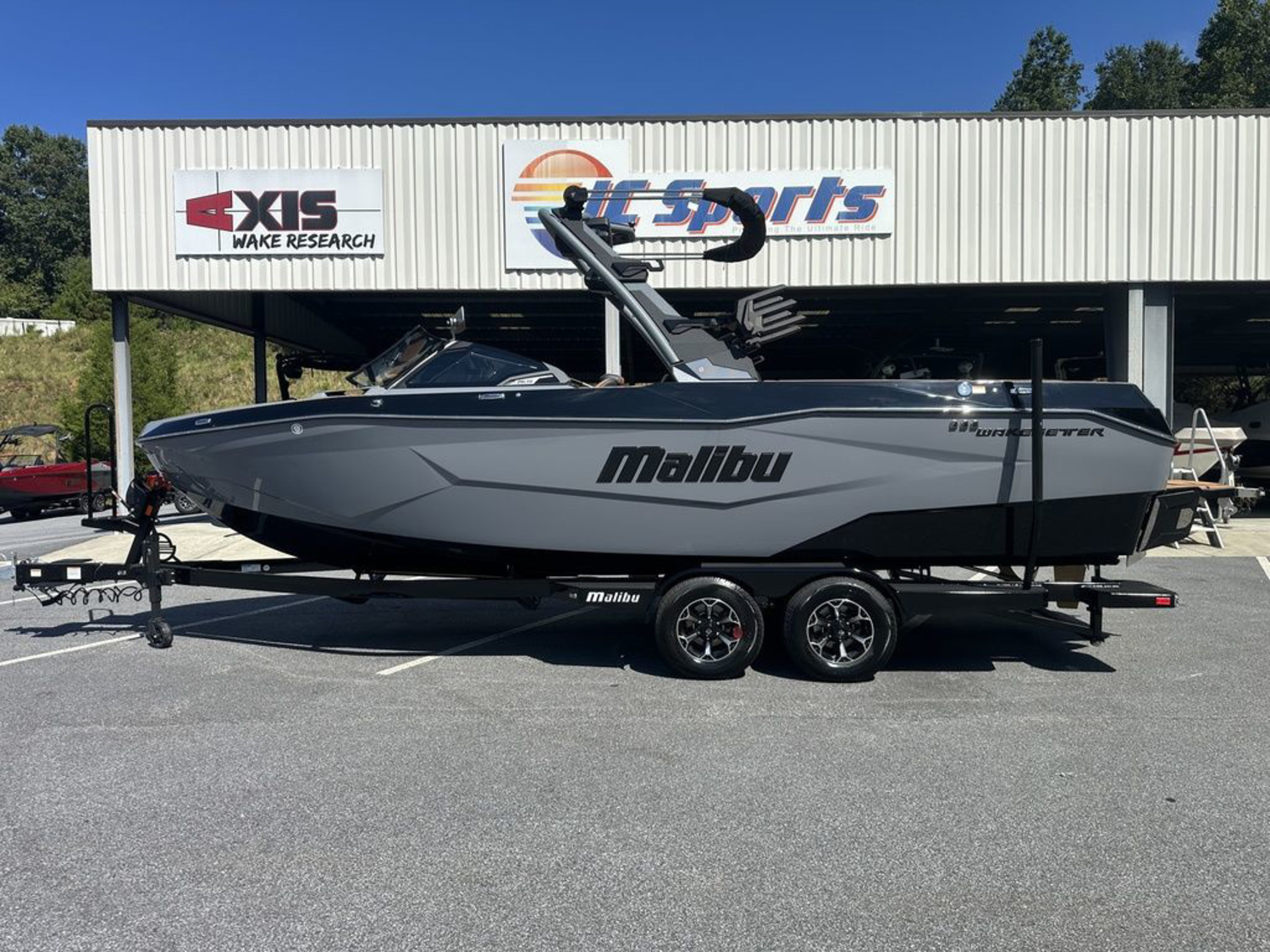 2027 Malibu Boats 25 LSV