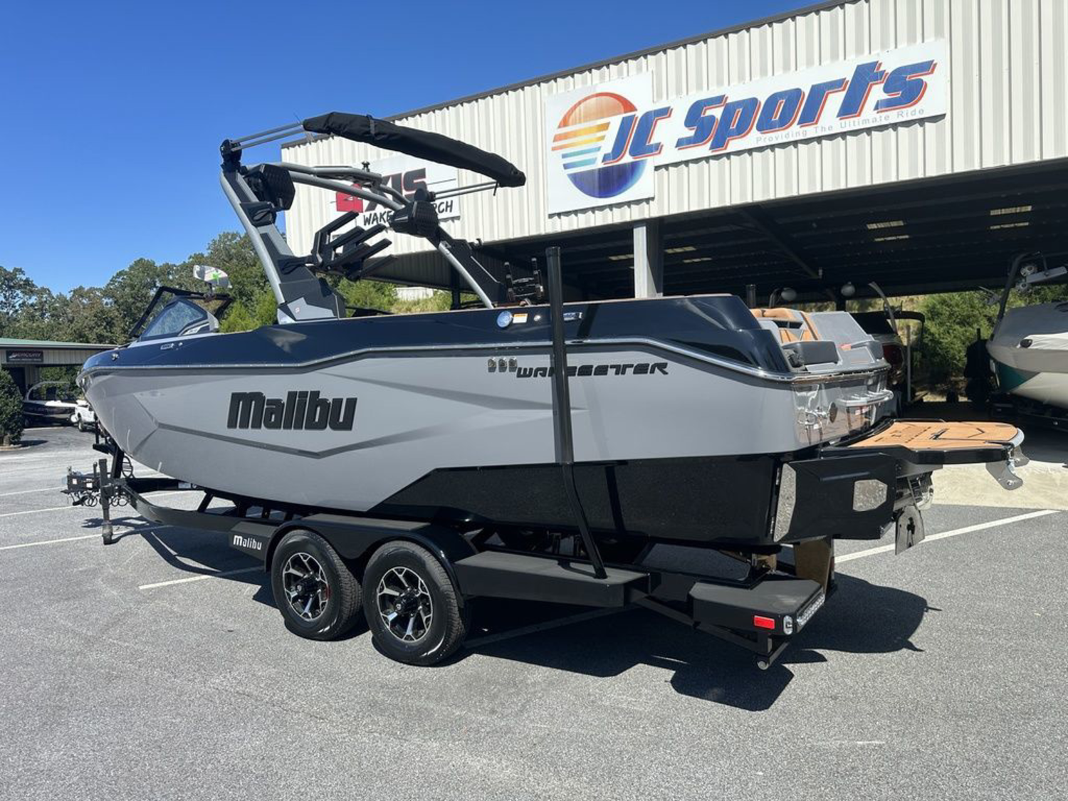2027 Malibu Boats 25 LSV