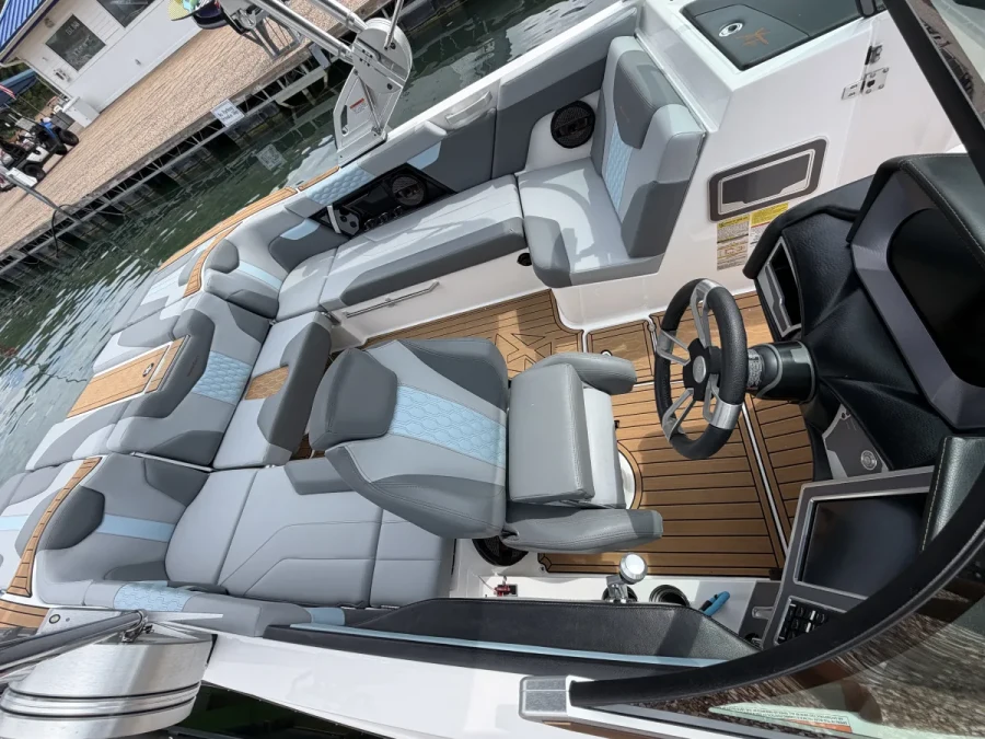 2024-mastercraft-xt22-145873-image1.webp