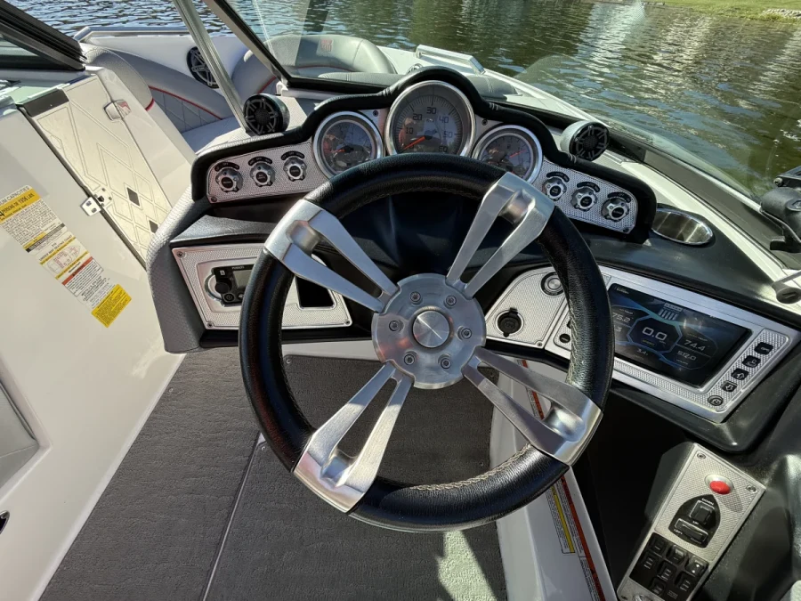 2015-mastercraft-x10-145901-image7.webp