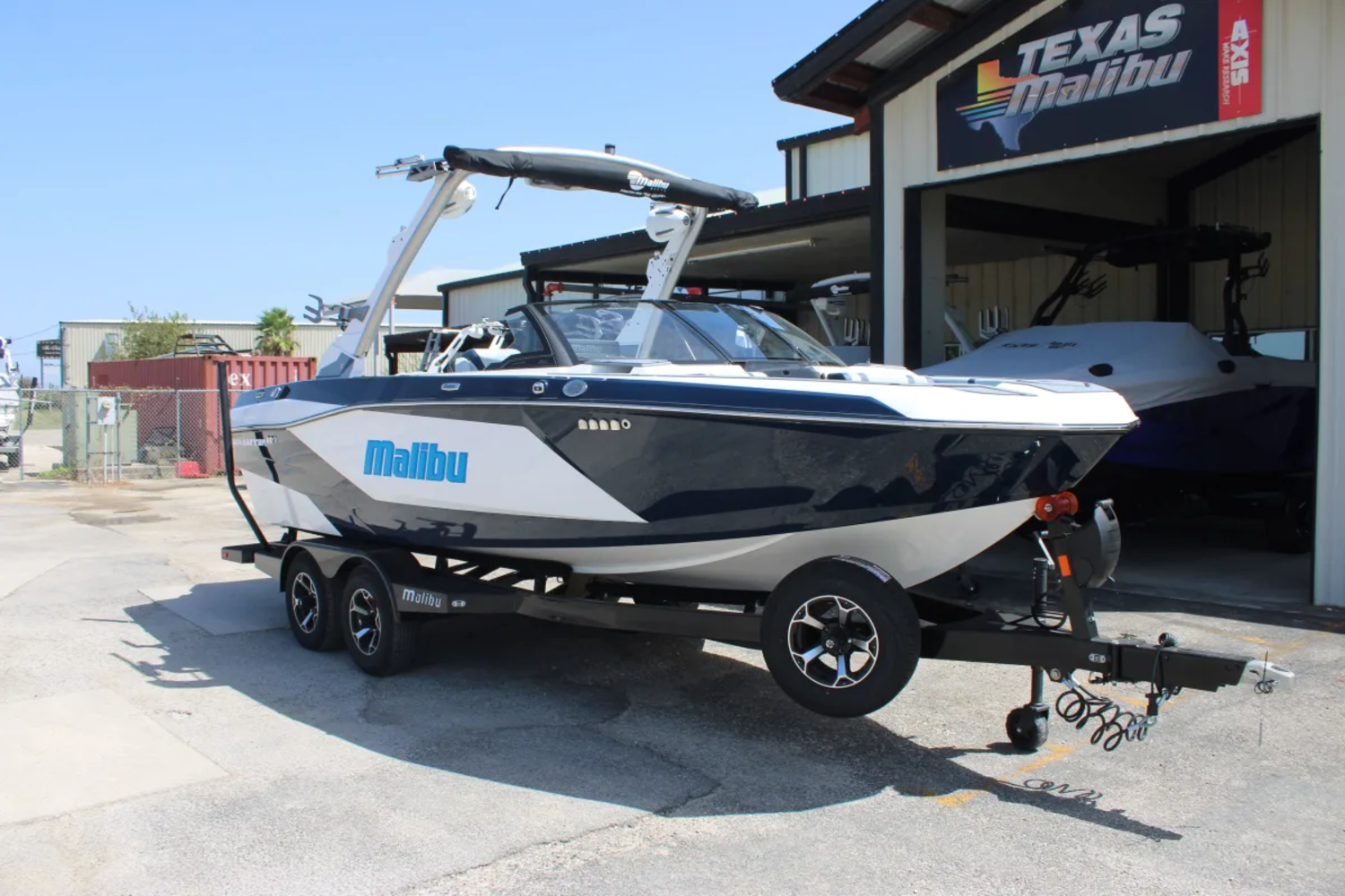 2027 Malibu 21 LX