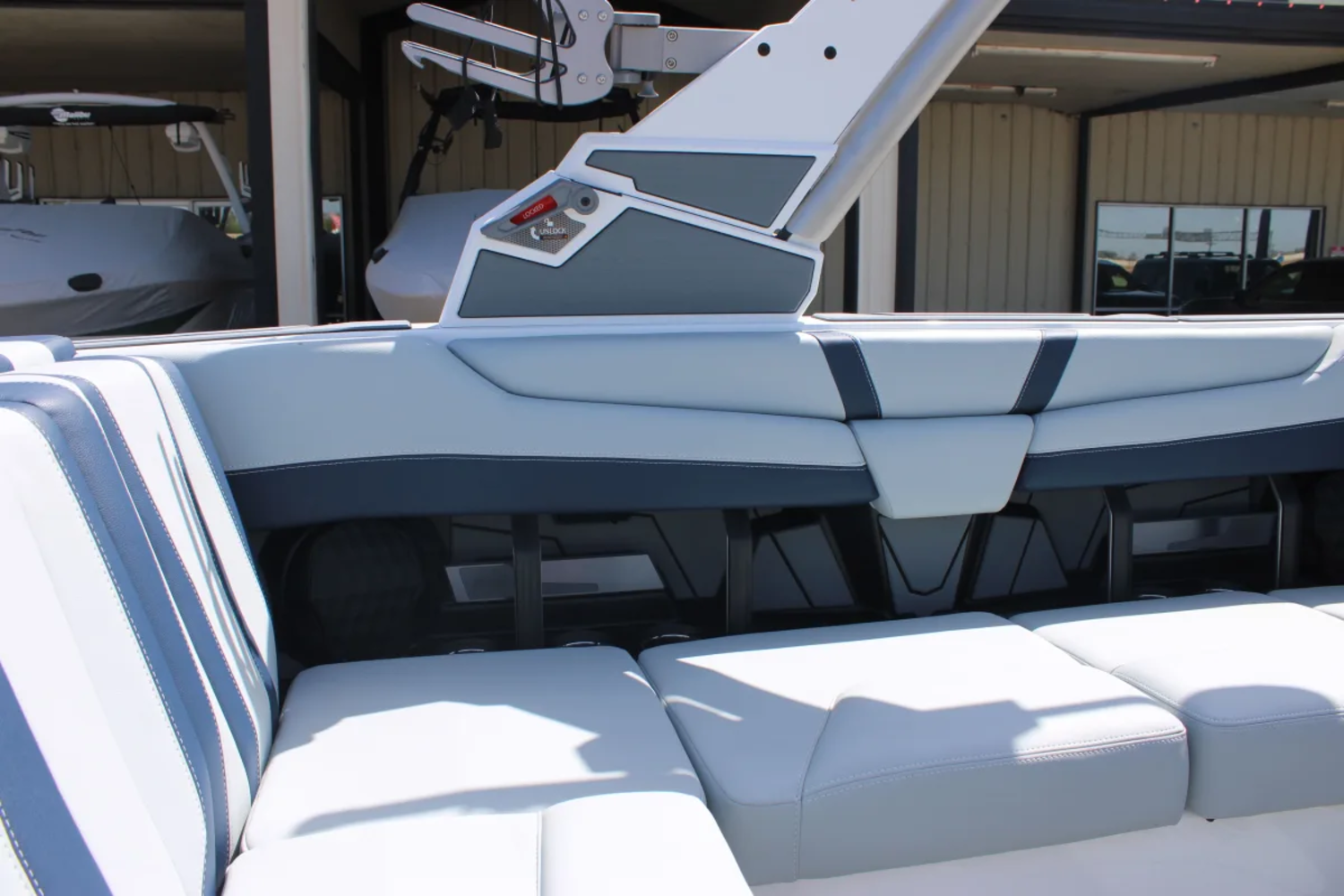 2027 Malibu 21 LX