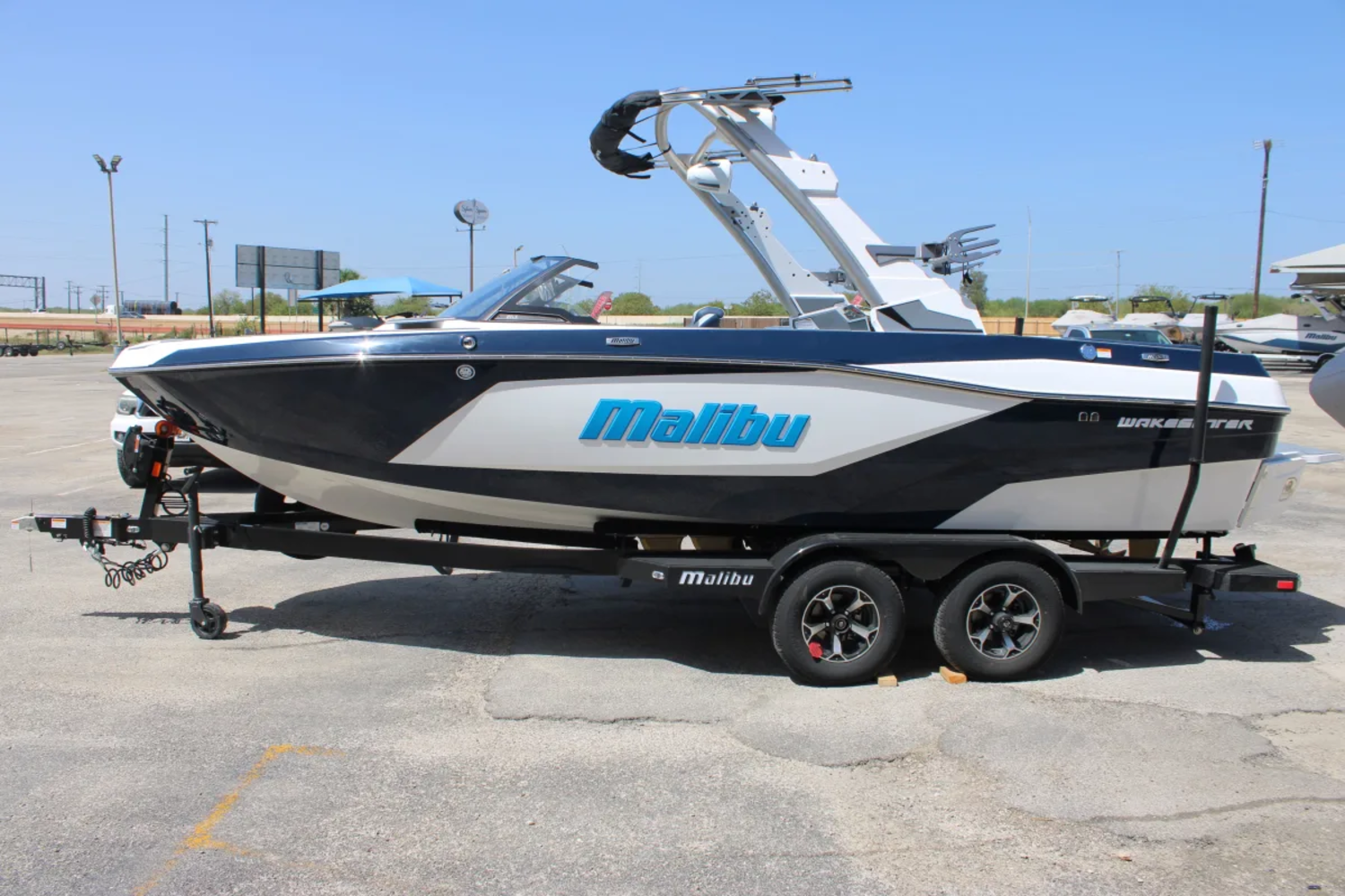 2027 Malibu 21 LX