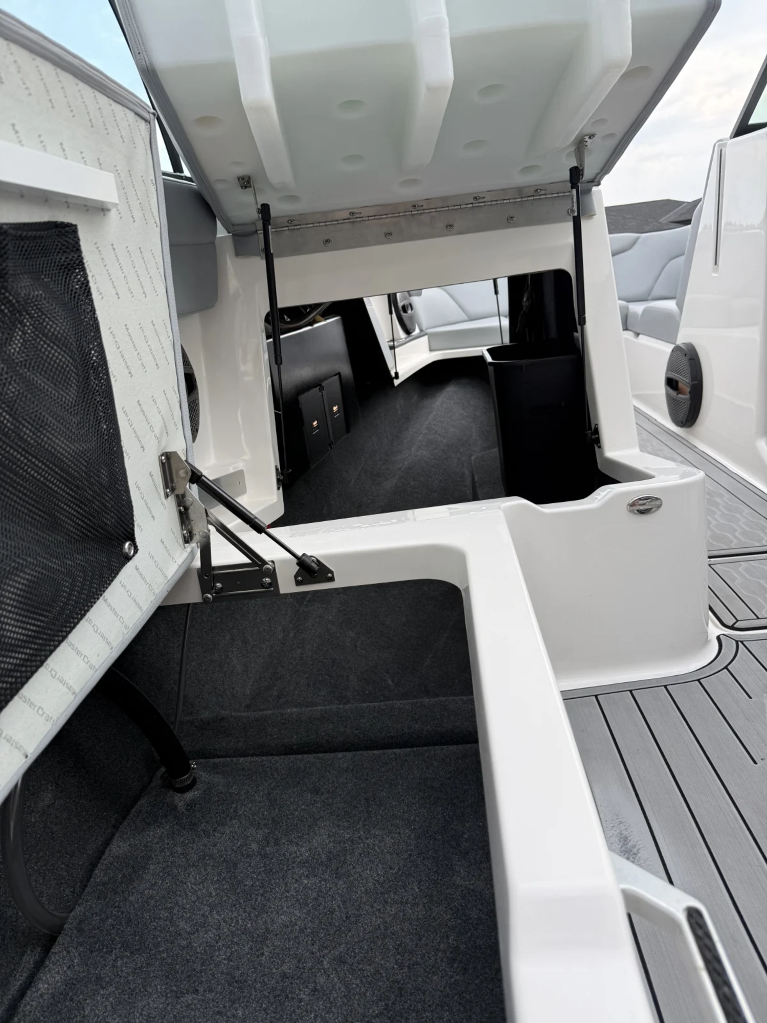 2023 MasterCraft XT22 - 37 Hours - Trailer & Cover Included