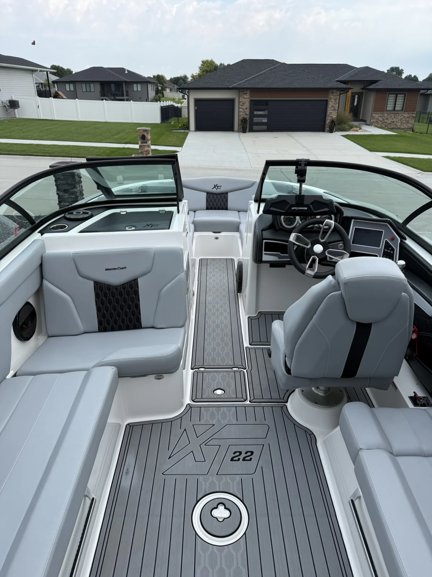 2023 MasterCraft XT22 - 37 Hours - Trailer & Cover Included