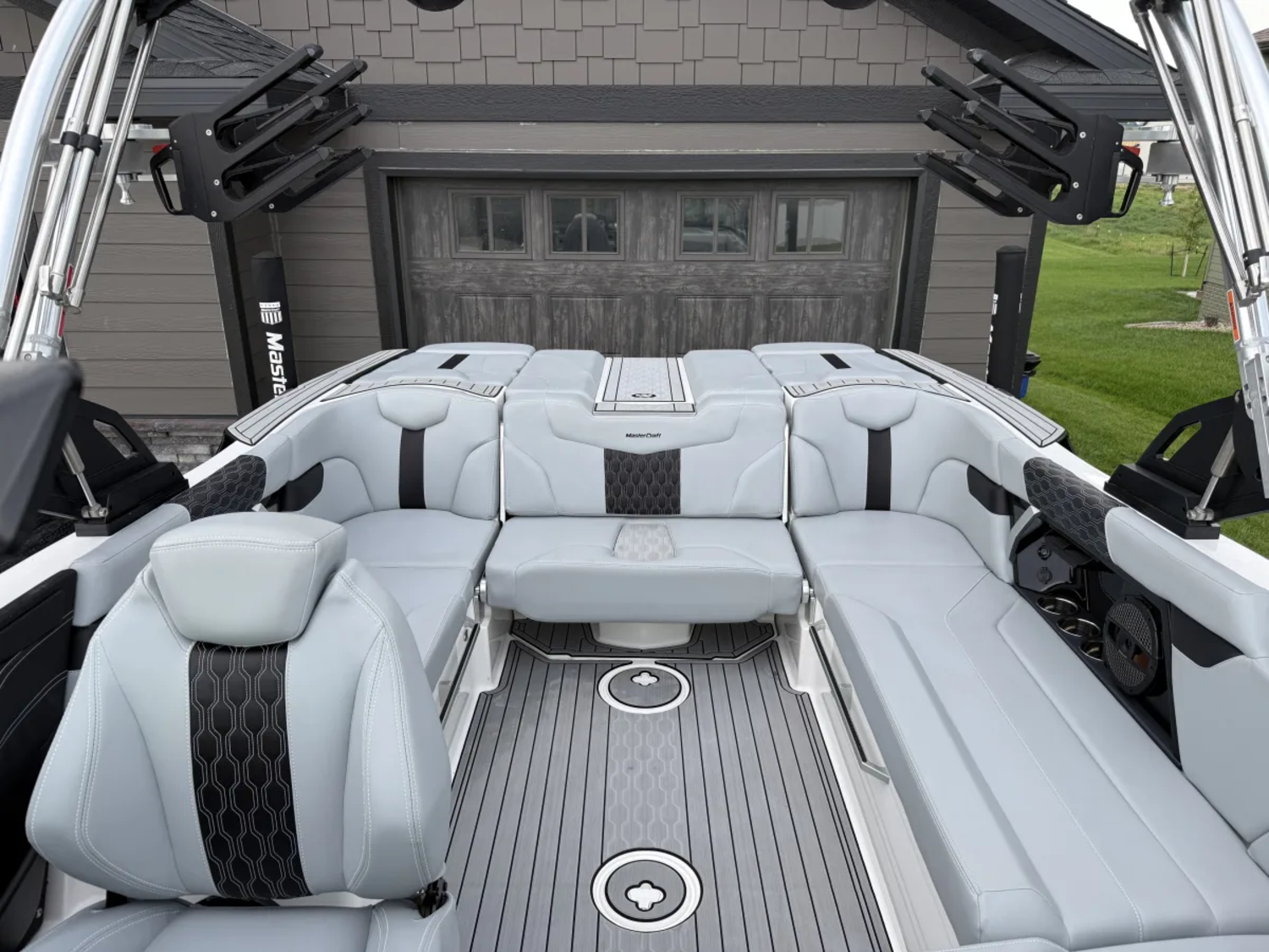 2023 MasterCraft XT22 - 37 Hours - Trailer & Cover Included