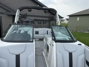 2023-mastercraft-xt22-146070-image7.webp