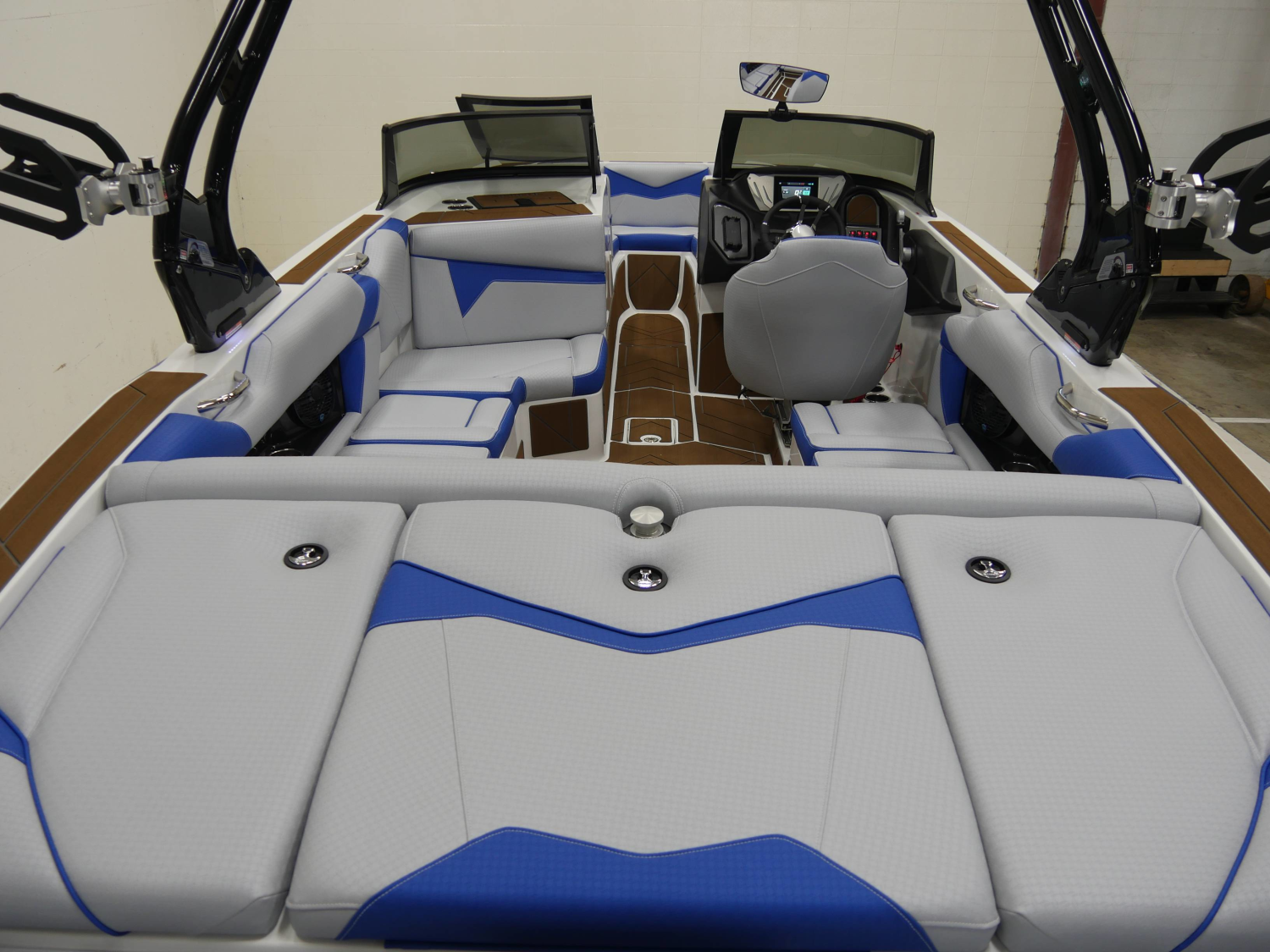 2025 Supreme S220