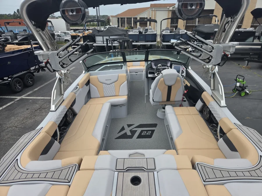 2022-mastercraft-xt22-146137-image4.webp