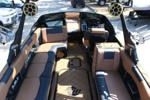 2022 Malibu 25 LSV Icon