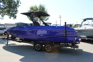 2022 Malibu 25 LSV Icon
