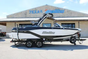 2027 Malibu 21 LX Icon