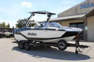 2027 Malibu 21 LX Icon