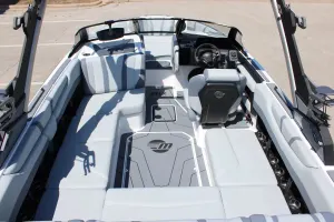 2027 Malibu 21 LX Icon