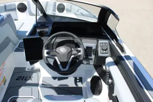2027 Malibu 21 LX Icon