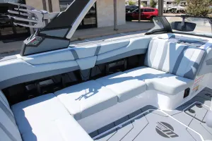 2027 Malibu 21 LX Icon